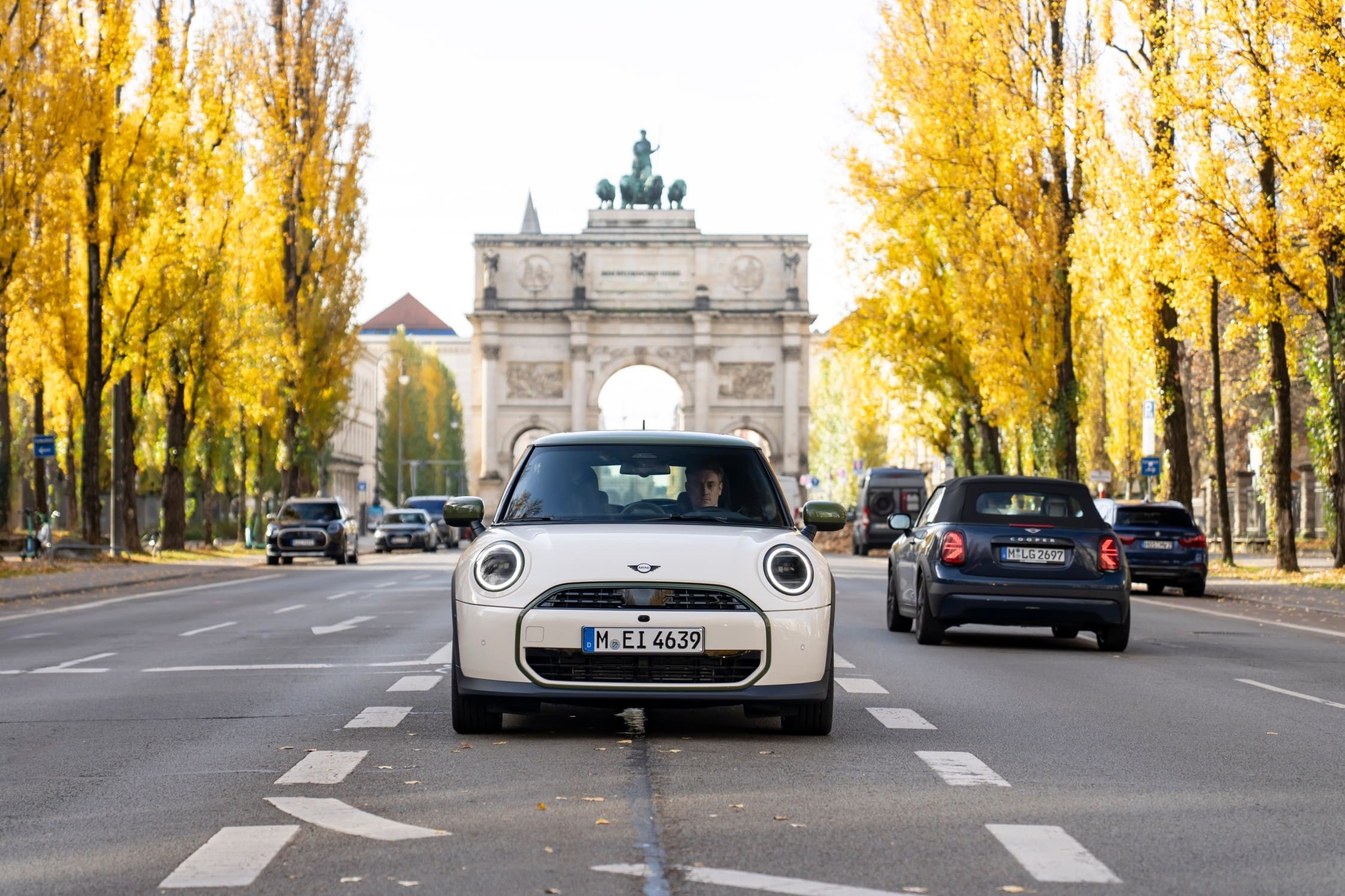 Vista frontal do MINI Cooper S Paul Smith Edition em Inspired White.